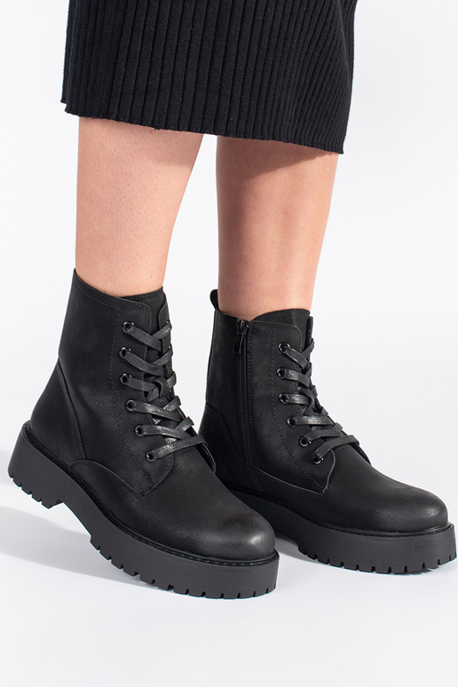 schZuarze Farbe Stiefel mit einer... schZuarze Farbe Stiefel mit einer...