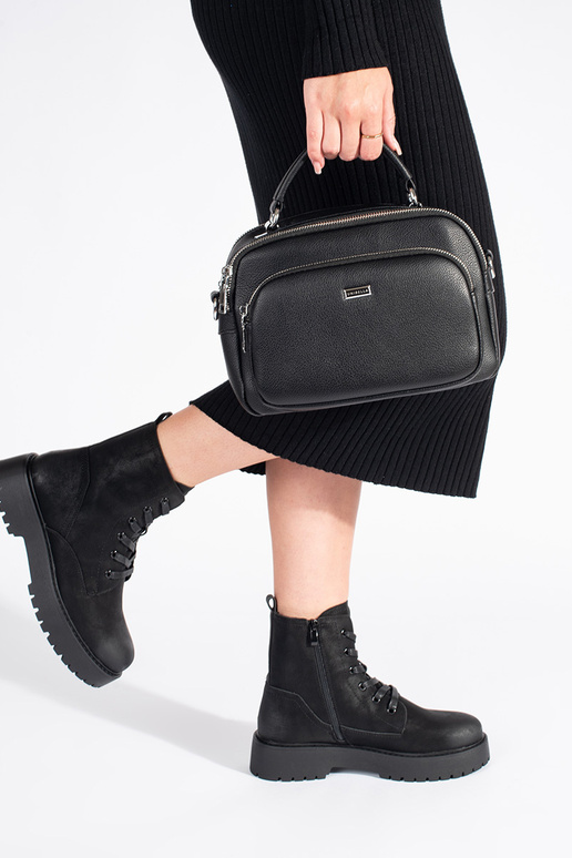 schZuarze Farbe Stiefel mit einer... schZuarze Farbe Stiefel mit einer...