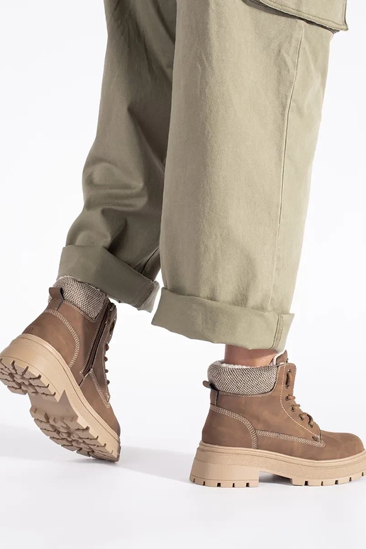 braune Farbe isolieren Stiefel