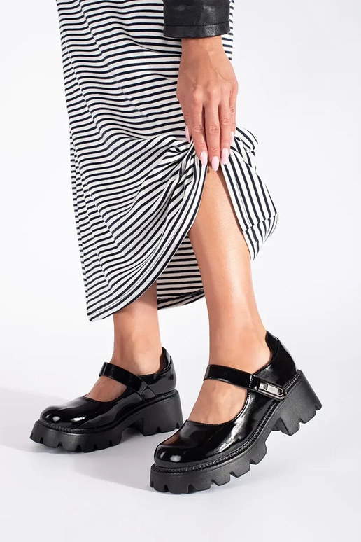 schZuarze Farbe lackiert Frauen...