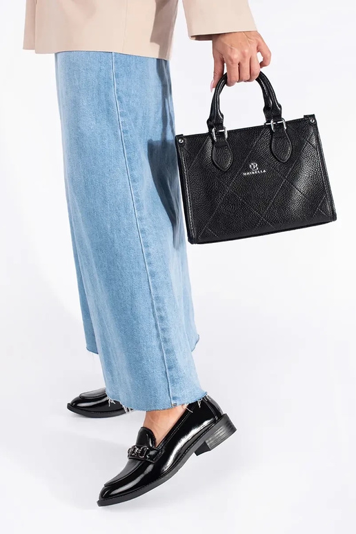 mit Lackeffekt schZuarze Farbe...