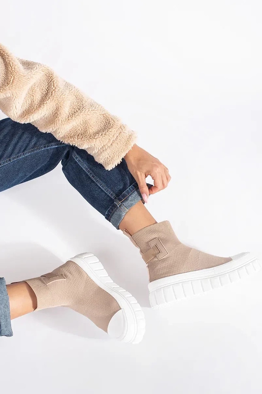 Beige groß Schuhe mit einer Plattform