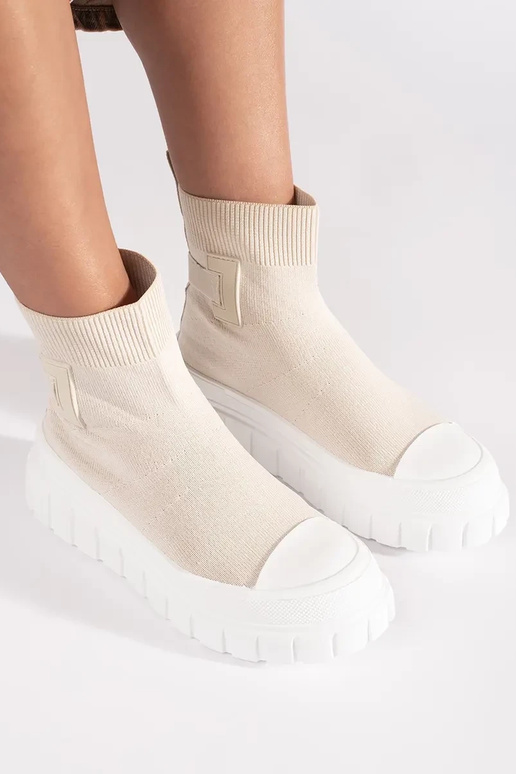 Elfenbeinfarbene hohe Plateaustiefel