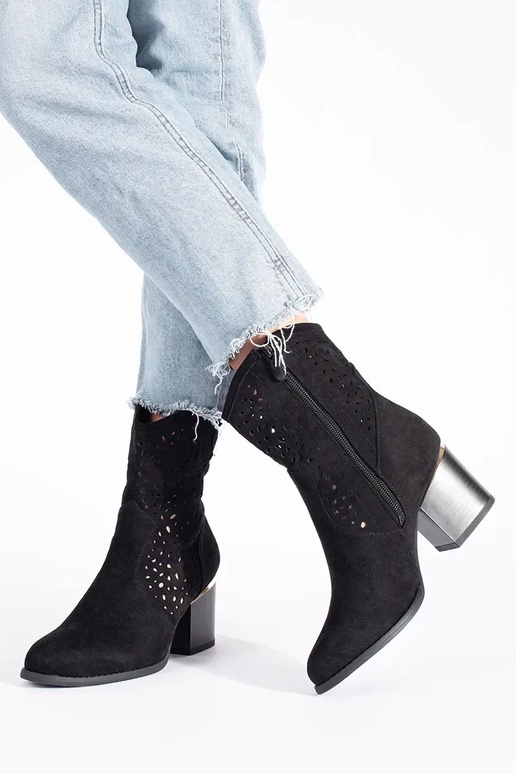 mit durchbrochenen Elementen Schuhe... mit durchbrochenen Elementen Schuhe...