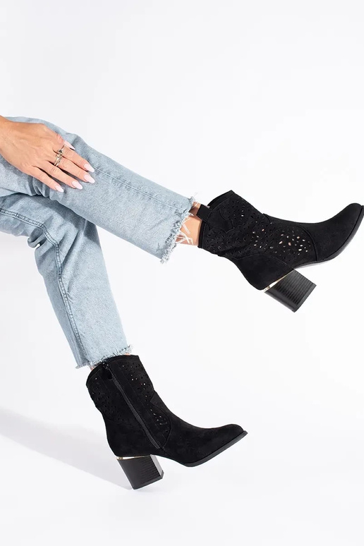 mit durchbrochenen Elementen Schuhe... mit durchbrochenen Elementen Schuhe...