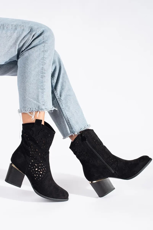 mit durchbrochenen Elementen Schuhe... mit durchbrochenen Elementen Schuhe...