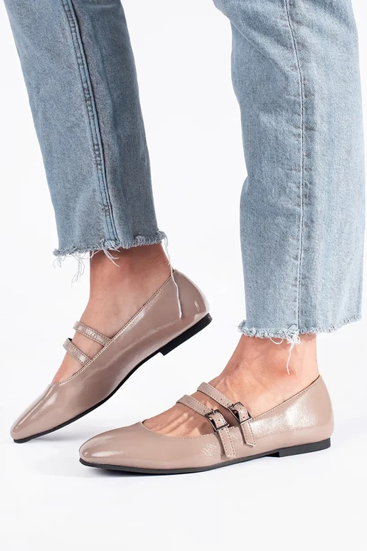 Beige lackiert Ballerinas mit Verschluss Beige lackiert Ballerinas mit Verschluss