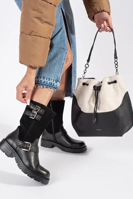 Schwarze elegante Handtasche mit Fell