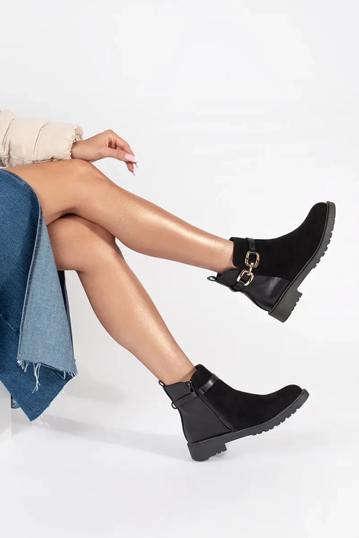 Schwarze Damenschuhe mit dekorativer... Schwarze Damenschuhe mit dekorativer...