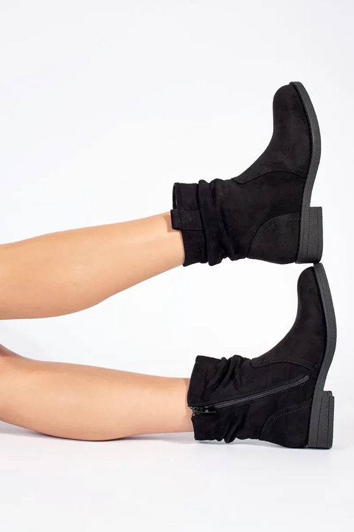 Schwarze Wildlederstiefel im Cowboy-Stil Schwarze Wildlederstiefel im Cowboy-Stil