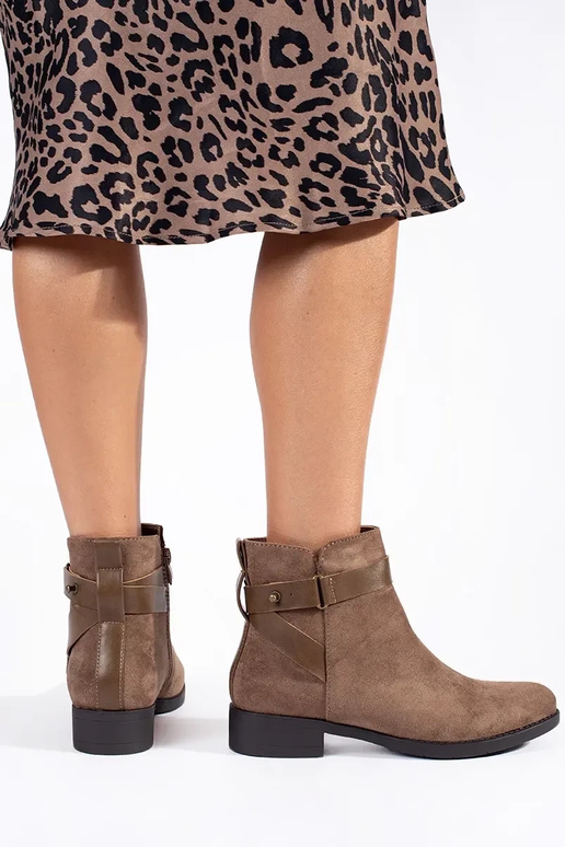 Damenschuhe aus beigem Wildleder Damenschuhe aus beigem Wildleder