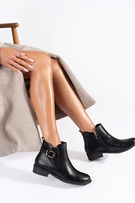 Schwarze Damenschuhe mit goldenen... Schwarze Damenschuhe mit goldenen...