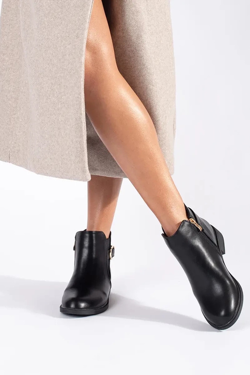 Schwarze Damenschuhe mit goldenen... Schwarze Damenschuhe mit goldenen...