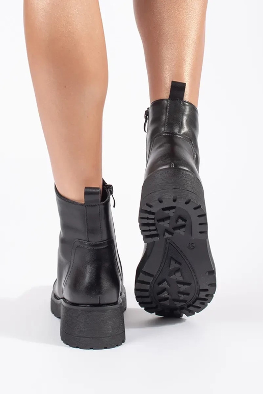 Schwarze Lederstiefel mit dicker... Schwarze Lederstiefel mit dicker...