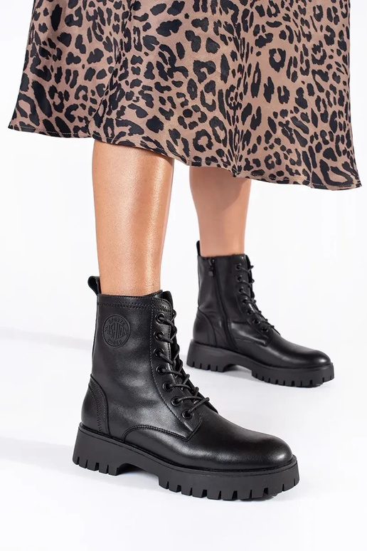 Schwarze Damen-Plateauschuhe zum... Schwarze Damen-Plateauschuhe zum...