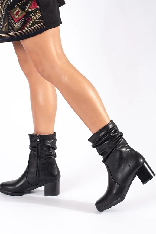 Schwarze Damenschuhe aus Leder mit... Schwarze Damenschuhe aus Leder mit...