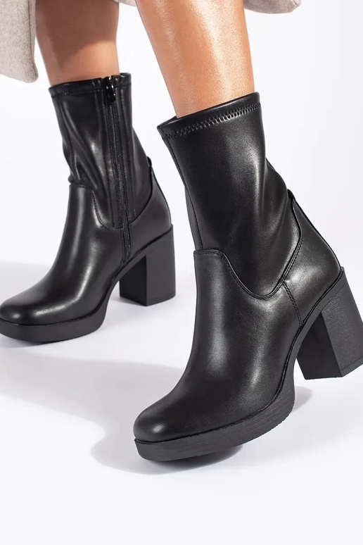 schwarze Damenschuhe mit Absatz von... schwarze Damenschuhe mit Absatz von...