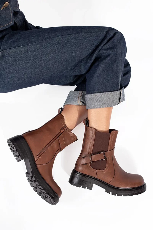 Damenschuhe aus braunem Leder mit... Damenschuhe aus braunem Leder mit...