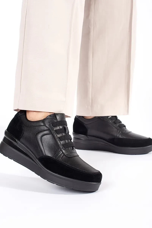 Damen-Keilabsatzschuhe aus schwarzem...