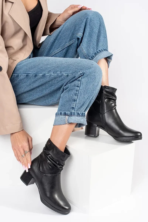 Schwarze Damenstiefel aus Leder mit...