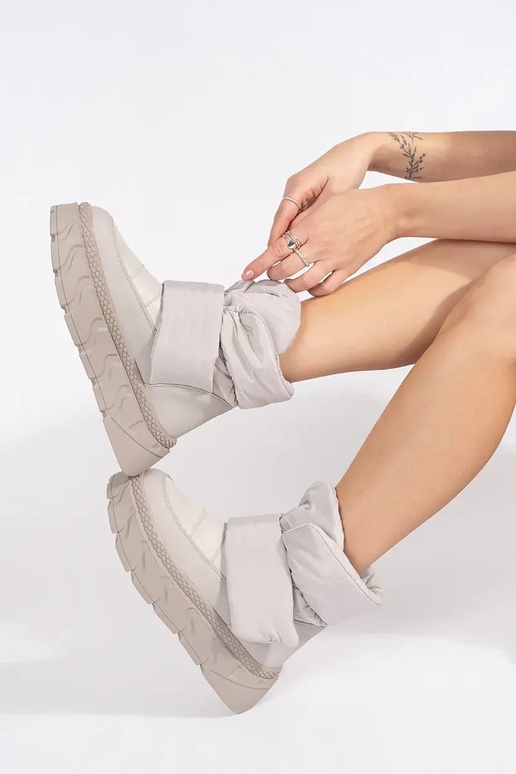 graue Farbe isolieren Schneestiefel... graue Farbe isolieren Schneestiefel...