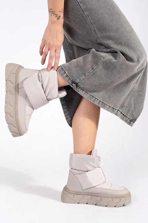 graue Farbe isolieren Schneestiefel... graue Farbe isolieren Schneestiefel...