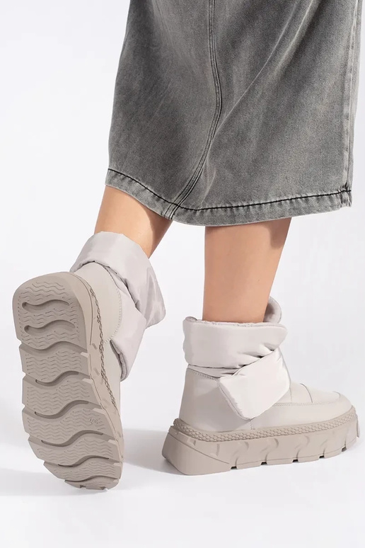 graue Farbe isolieren Schneestiefel... graue Farbe isolieren Schneestiefel...