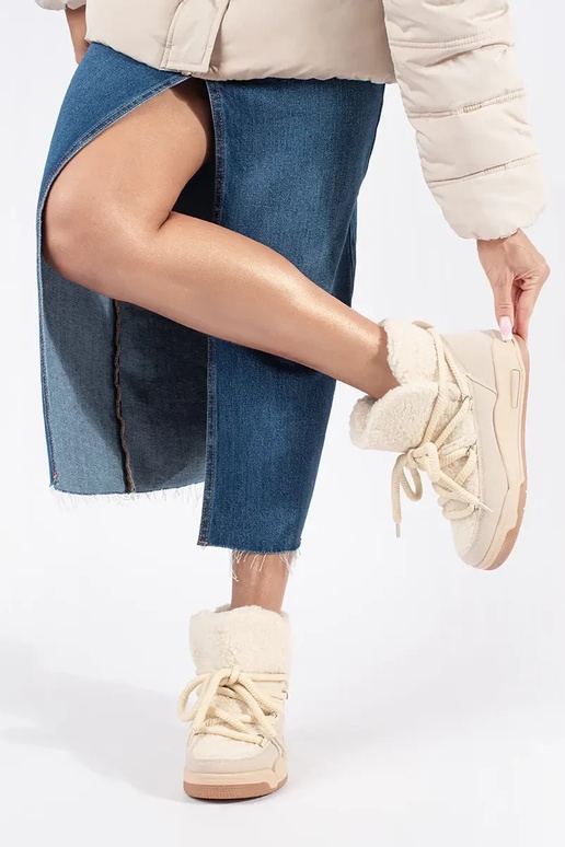 Beige Damen-Schneestiefel mit dicker... Beige Damen-Schneestiefel mit dicker...