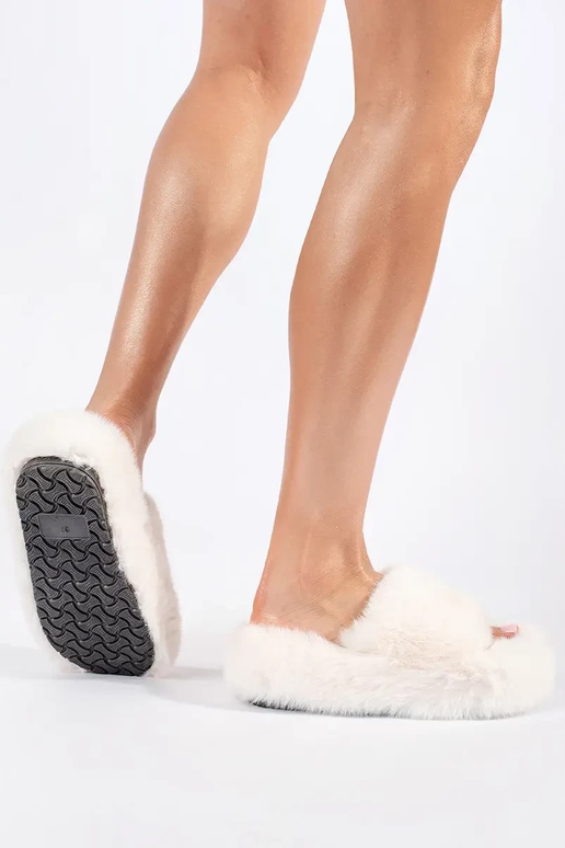 Beigefarbene Plateausandalen aus Fell Beigefarbene Plateausandalen aus Fell