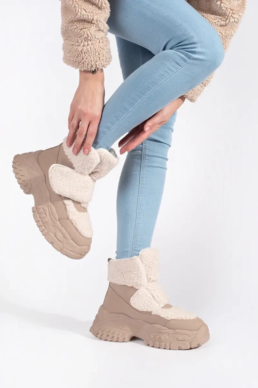 Beige Schneestiefel mit einer... Beige Schneestiefel mit einer...