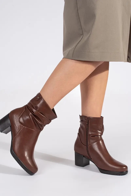 braune Farbe Haut Frauen Schuhe an...