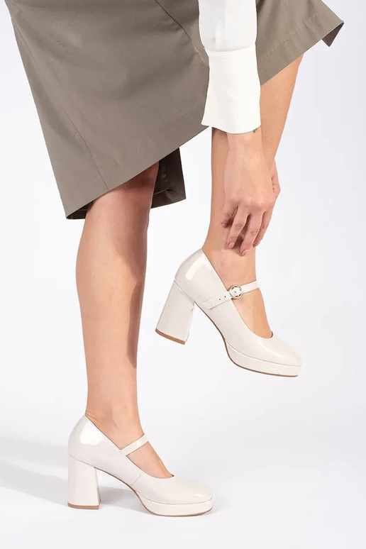 Beigefarbene Lackstiefeletten mit...