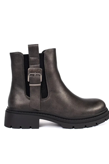 Dunkelbraune Schuhe mit...