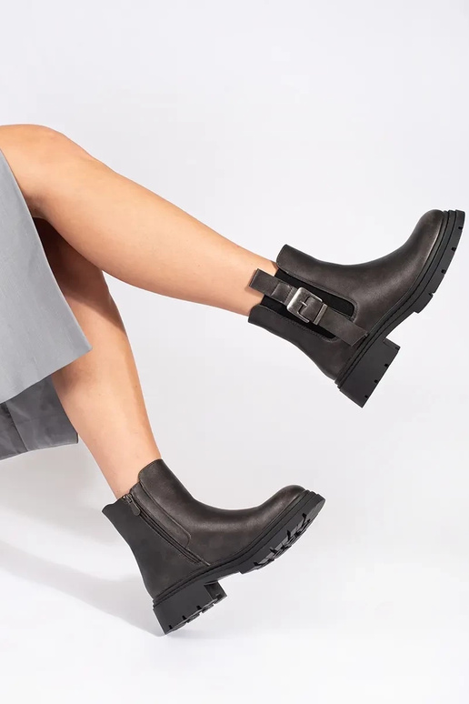 Dunkelbraune Schuhe mit Schnallen