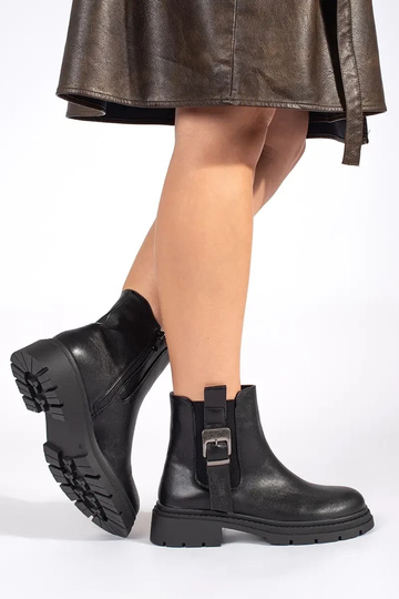 Schwarze Schuhe mit Schnallen 2