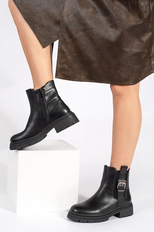 Schwarze Schuhe mit Schnallen