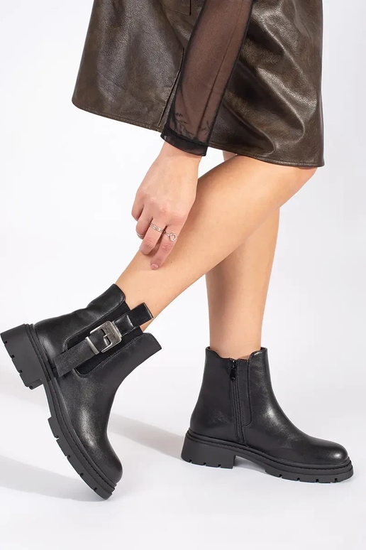 Schwarze Schuhe mit Schnallen