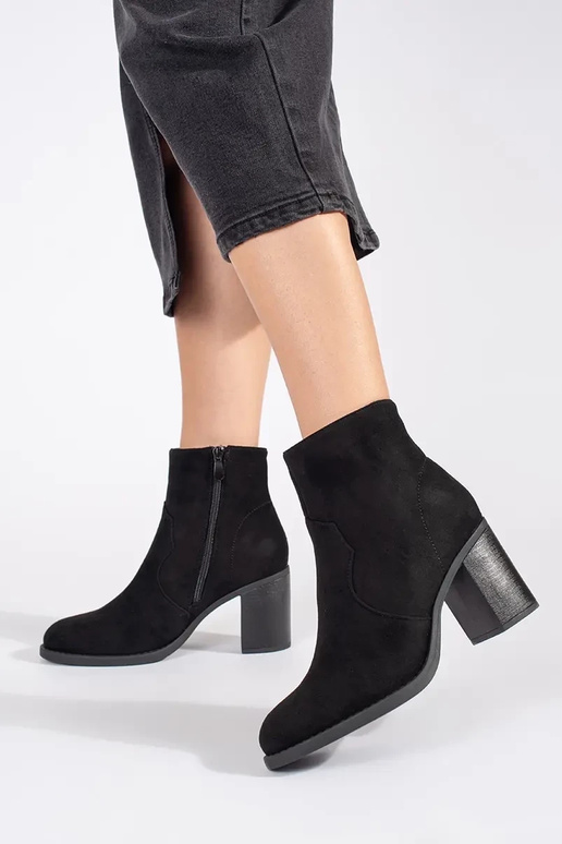 schZuarze Farbe aus INildleder ein...