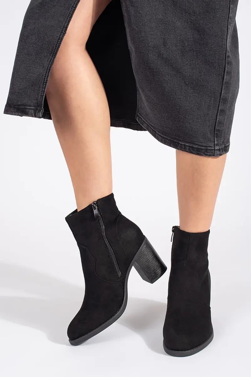 schZuarze Farbe aus INildleder ein...