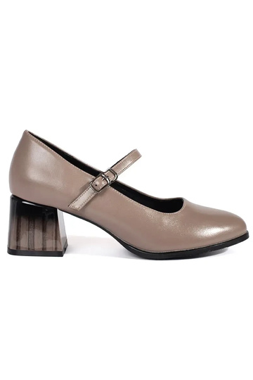 Hochhackige Schuhe an der...