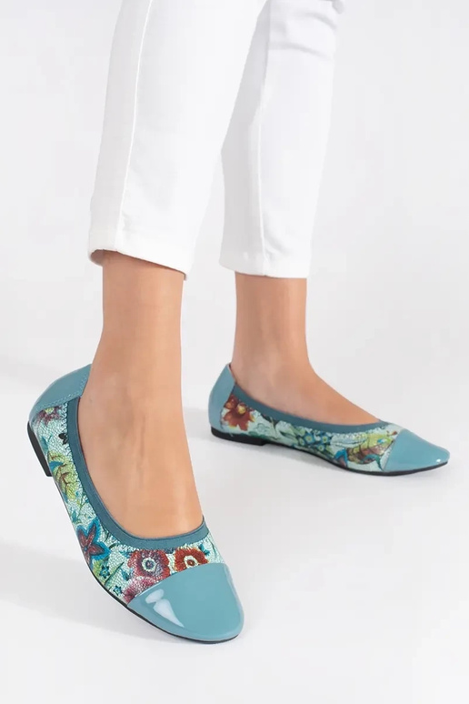 Ballerinas in Lackoptik mit Spitzen