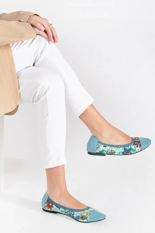 Ballerinas in Lackoptik mit Spitzen