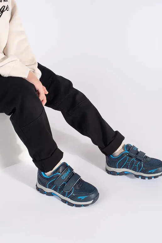 Dunkelblau jungenhaft Sportschuhe... Dunkelblau jungenhaft Sportschuhe...