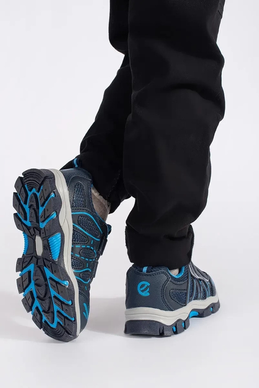 Dunkelblau jungenhaft Sportschuhe... Dunkelblau jungenhaft Sportschuhe...