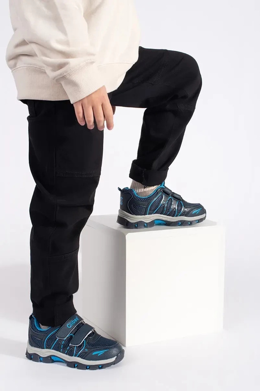 Dunkelblau jungenhaft Sportschuhe... Dunkelblau jungenhaft Sportschuhe...