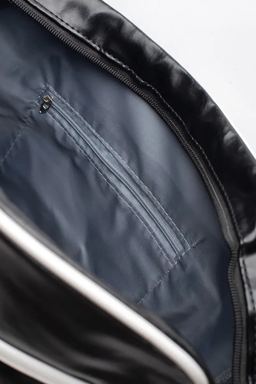 Schwarzer Sportrucksack über die...