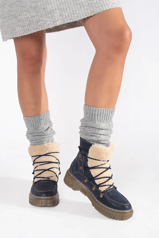 Dunkelblau isolierte Stiefel mit... Dunkelblau isolierte Stiefel mit...