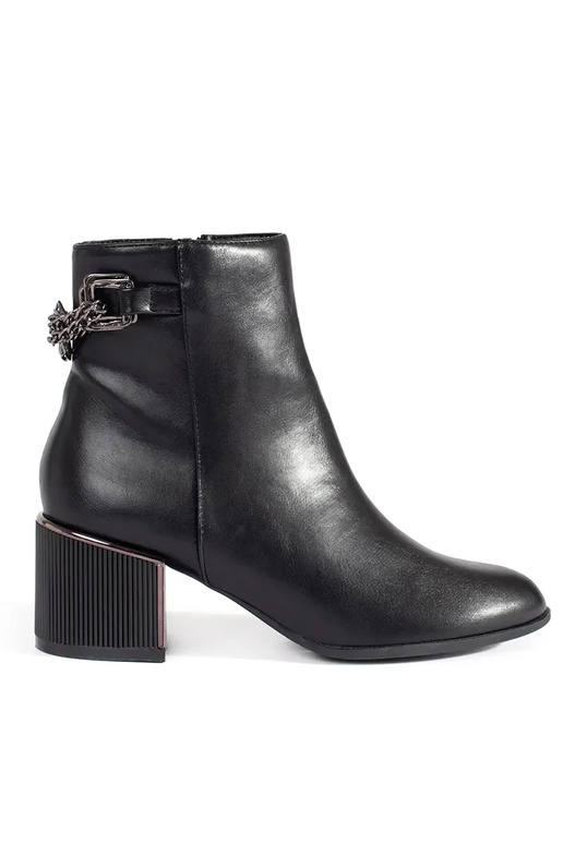 Schwarze Damen-Schuhe auf eleganten...