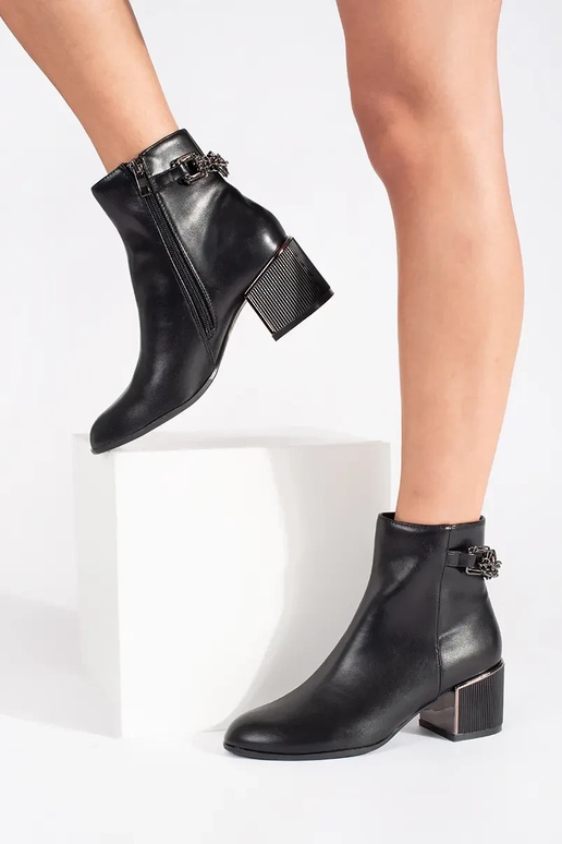 Schwarze Damen-Schuhe auf eleganten...