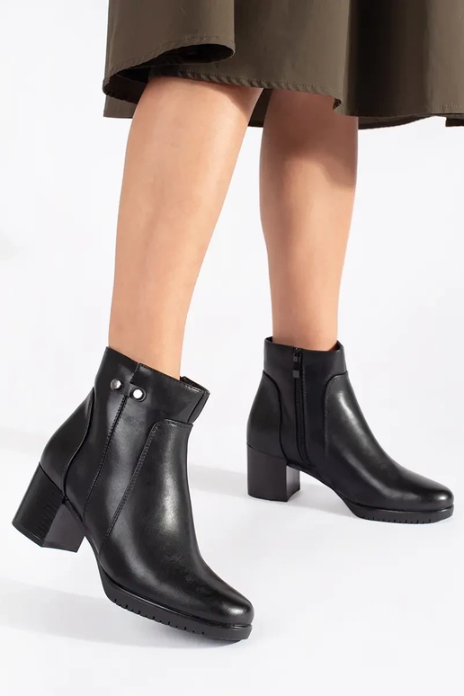 Schwarze Schuhe auf hohen Absätzen...